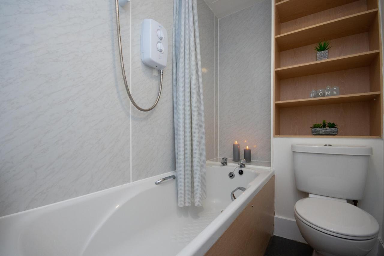 Dwellcome Home Ltd 1 Bed Apt, Half Mile To Union Street Yet Quiet, Free Parking, Fast Wifi, Ideal For Long Term Contractor, Etc Stays, Fully Equipped Kitchen, Regular Housekeeping Option - See Our Site For Assurance Aberdeen Bagian luar foto
