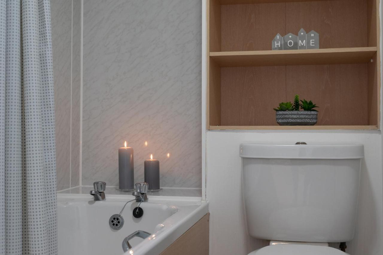 Dwellcome Home Ltd 1 Bed Apt, Half Mile To Union Street Yet Quiet, Free Parking, Fast Wifi, Ideal For Long Term Contractor, Etc Stays, Fully Equipped Kitchen, Regular Housekeeping Option - See Our Site For Assurance Aberdeen Bagian luar foto
